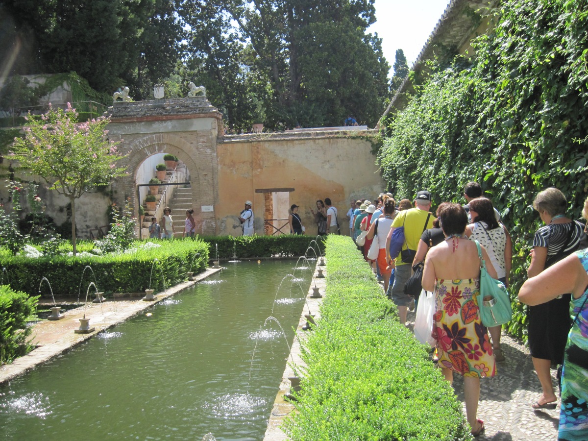 83-Alhambra- il giardino e il gruppo di viaggio